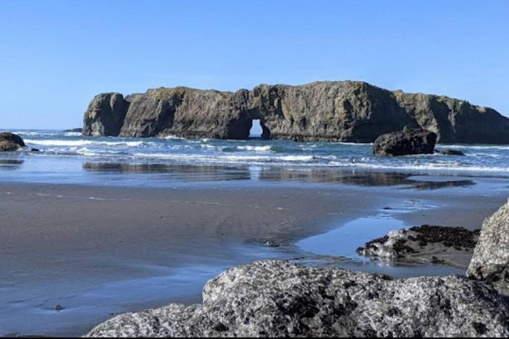 Coastal Charm: Sw Oregon Home On 2+ Quiet Acres Carpenterville Bagian luar foto