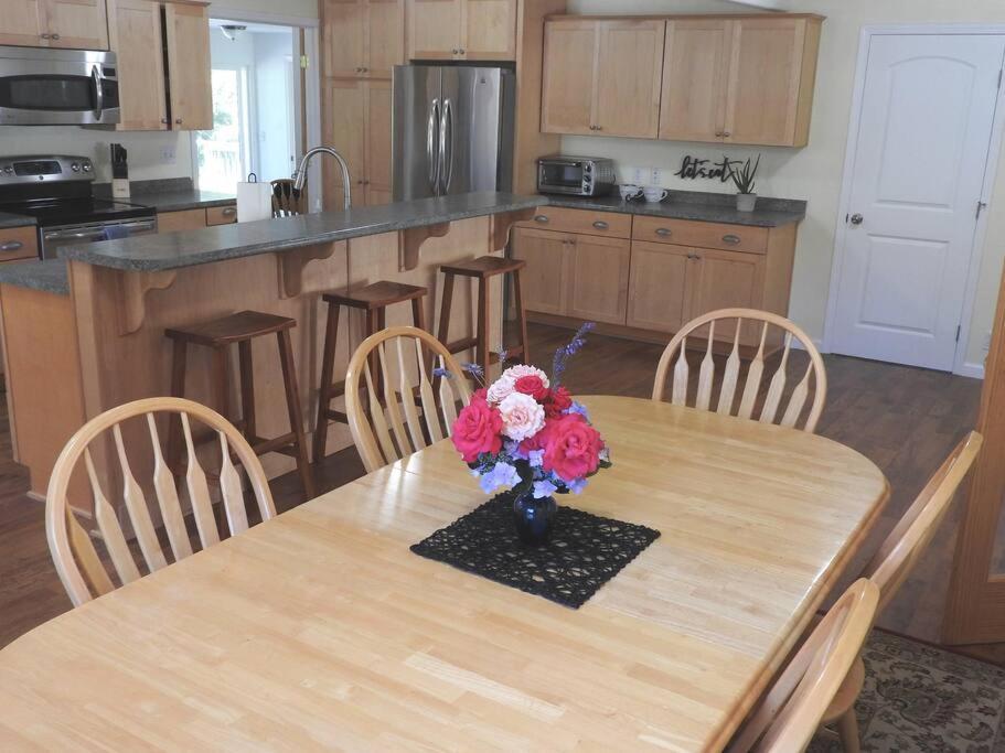 Coastal Charm: Sw Oregon Home On 2+ Quiet Acres Carpenterville Bagian luar foto